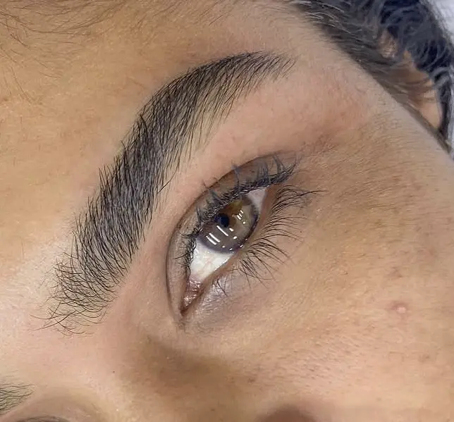 Design de sobrancelhas personalizado com acabamento natural