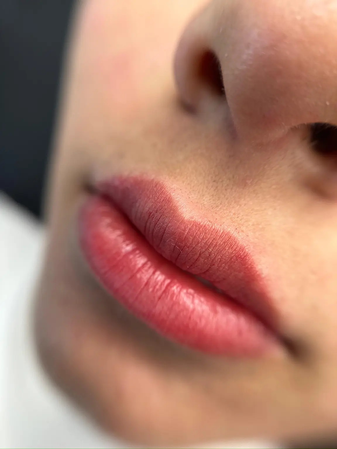 Resultado natural de micropigmentação labial no Studio Raissa Velasco